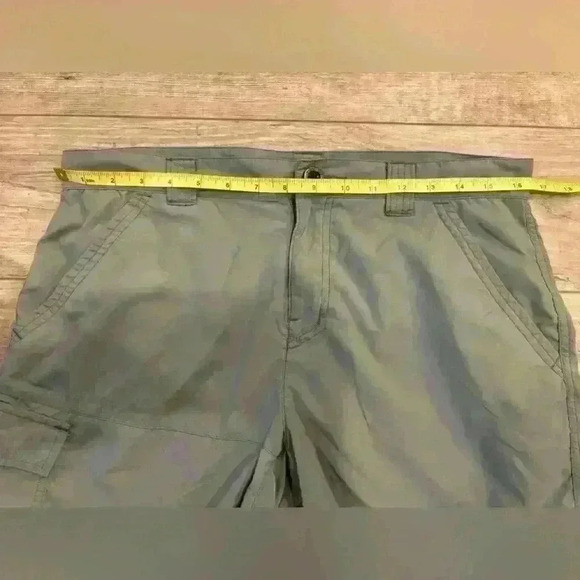 Columbia Omni-Shade grey shorts size 32 X 9 - Picture 5 of 7